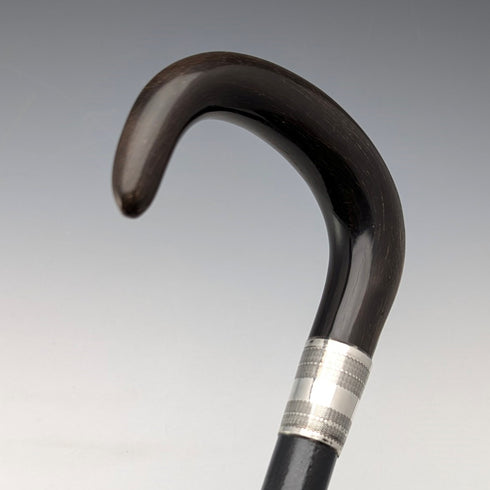 Circa 1910 British antique gentleman's pure silver decorated horn handle walking stick 91cm